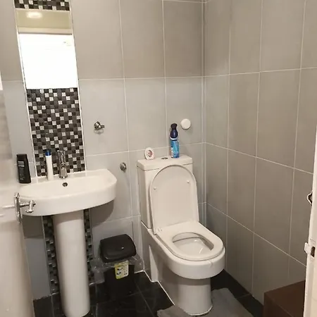 Apartament Beside Queen Elizabeth Hospital